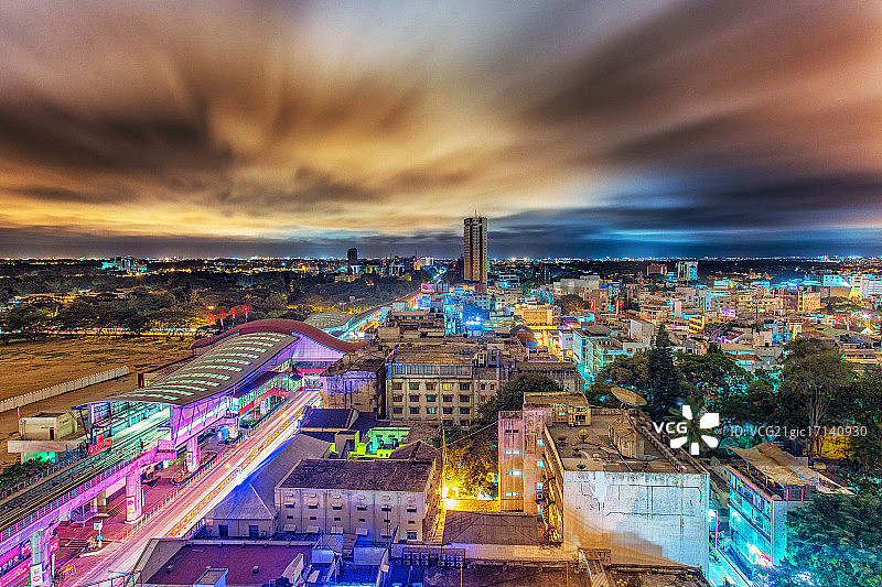 神奇城市上空的云彩图片素材