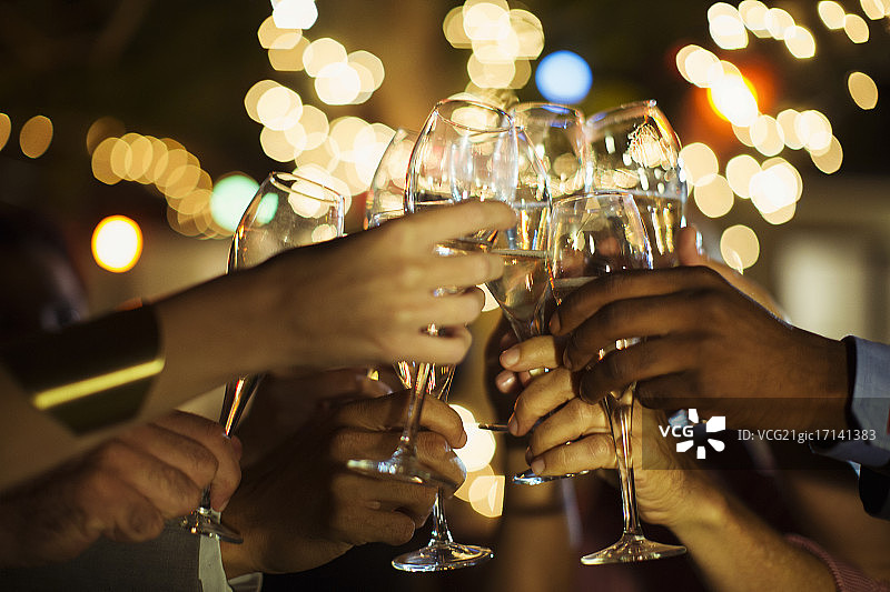 朋友们在聚会上互相祝酒图片素材