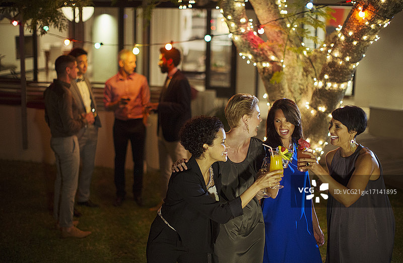 朋友们在聚会上互相祝酒图片素材