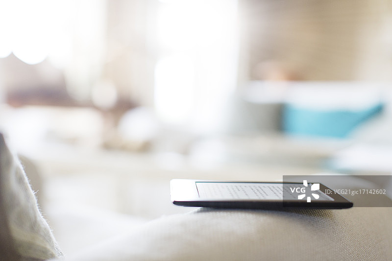 在沙发上使用平板电脑图片素材