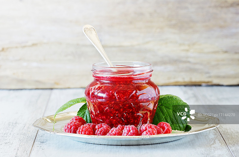 玻璃罐中的树莓酱图片素材