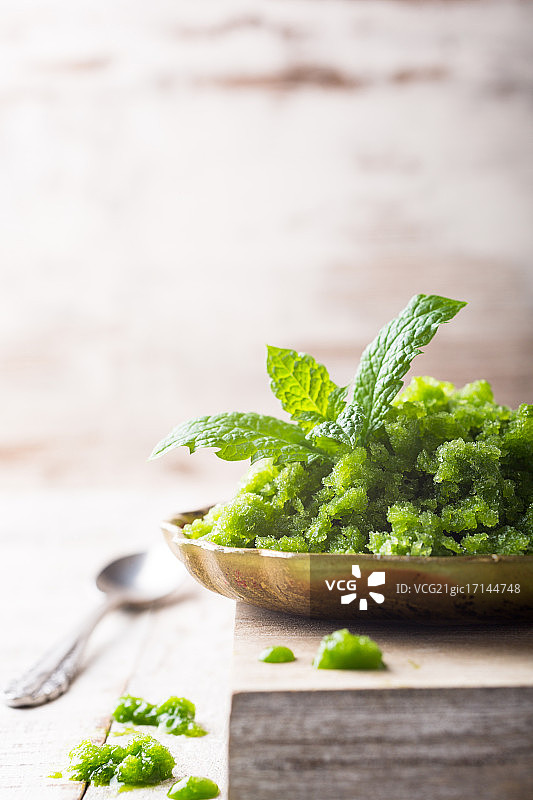 金属勺中的酸模刨冰图片素材