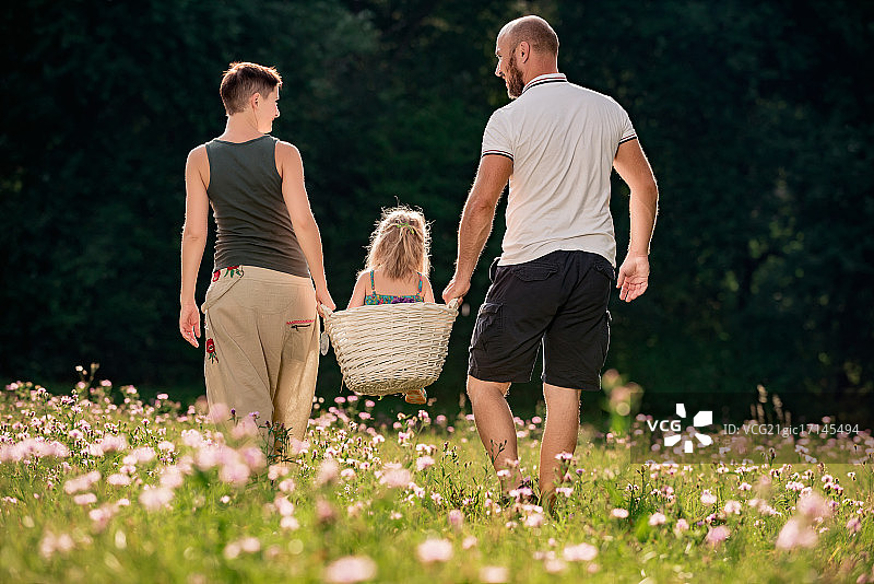 年轻漂亮的家庭，享受夏日时光图片素材