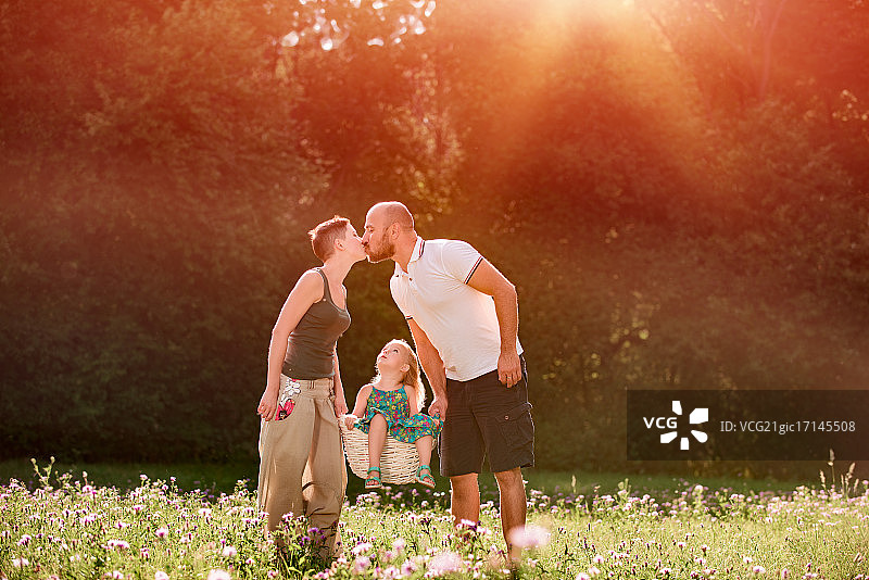 年轻漂亮的家庭，享受夏日时光图片素材