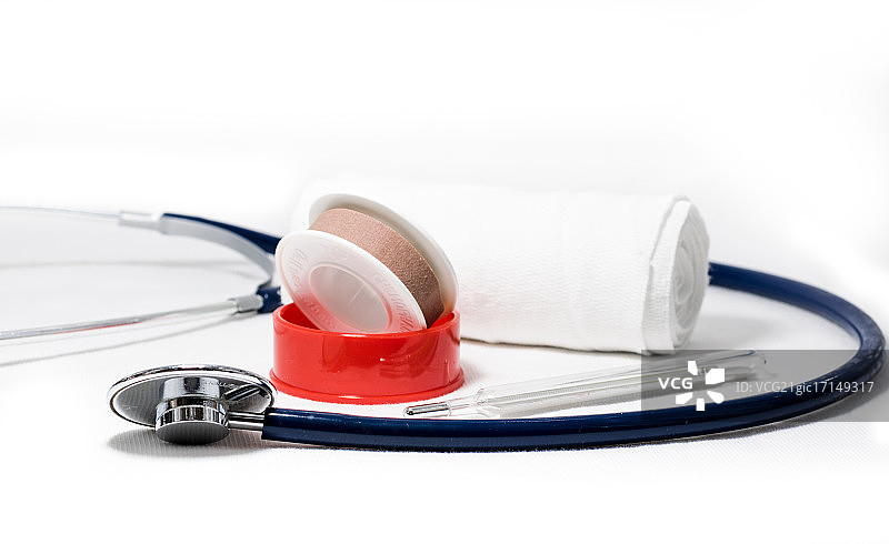 医疗工具概念-听诊器、绷带、膏药和温度计图片素材