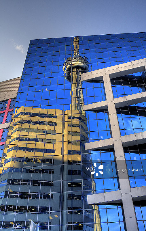 加拿大安大略省多伦多，CBC大楼中 reflected 的加拿大国家电视塔图片素材