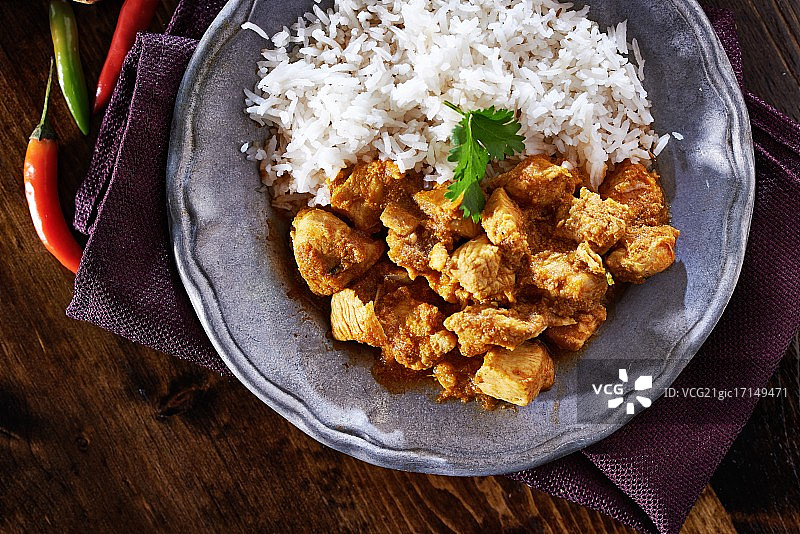 盘中印度咖喱鸡的俯视图片素材