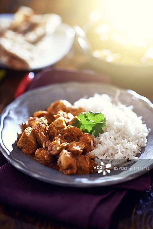 印度黄油鸡肉咖喱配印度香米饭图片素材