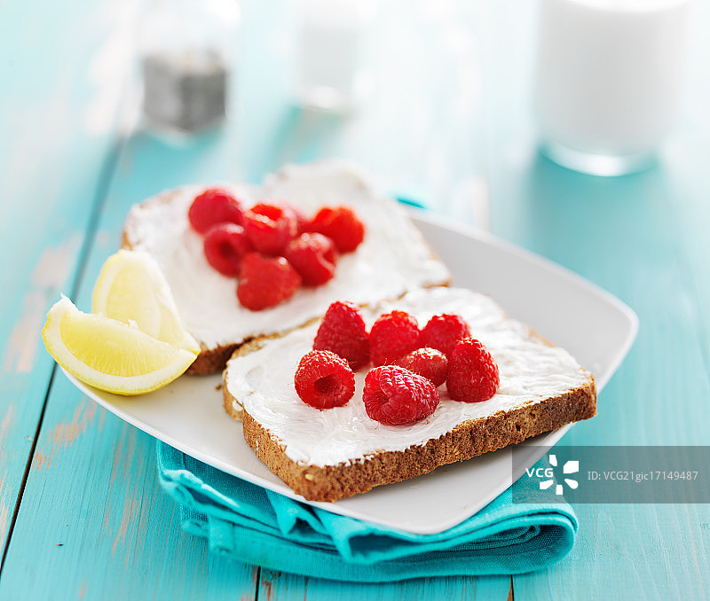 奶油奶酪新鲜覆盆子吐司图片素材