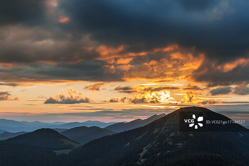 乌克兰西部Gorgany山脉日落云景图片素材