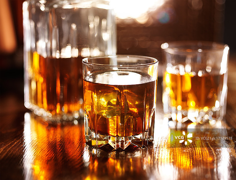 两杯威士忌与醒酒器图片素材