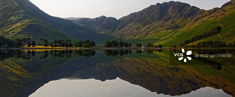 清晨光线下的巴特米尔湖倒影图片素材