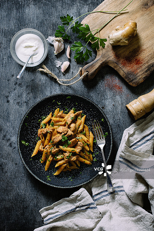 搭配姜蒜酸奶辣酱的鸡肉意面图片素材