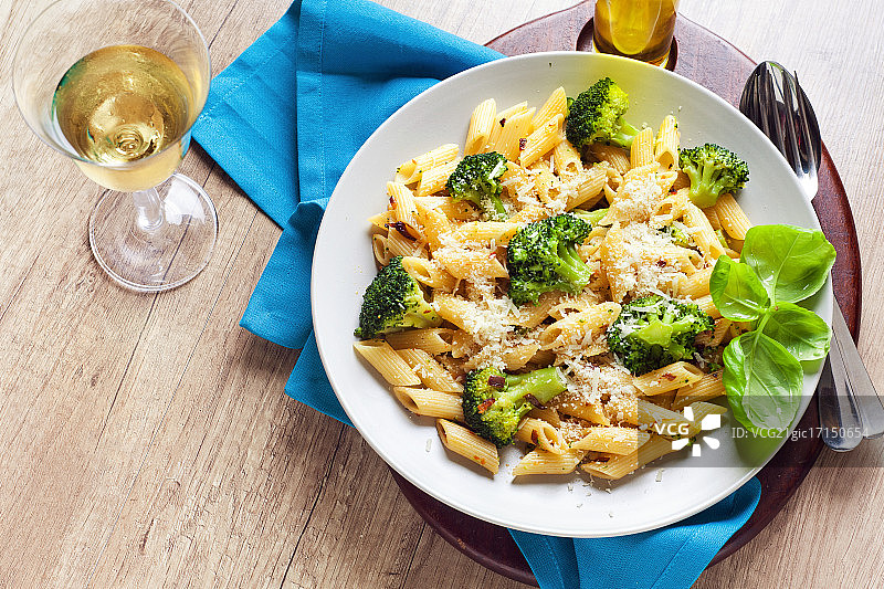 西兰花和帕尔马干酪意大利面沙拉图片素材