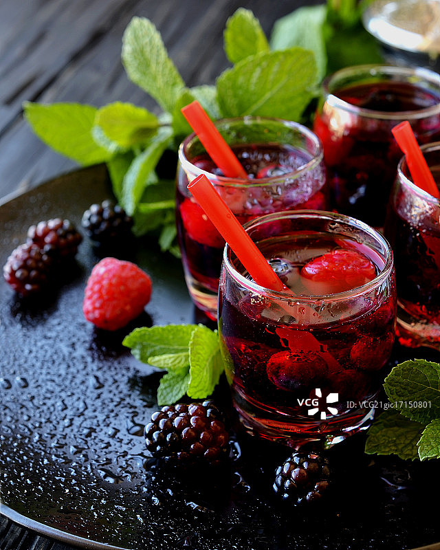 玻璃杯中的浆果汁，选择性聚焦图片素材