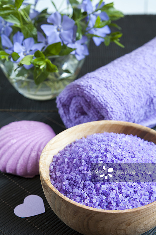 薰衣草浴盐、鲜花、香皂和毛巾图片素材