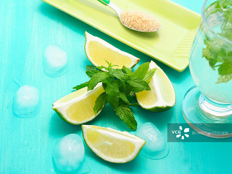 新鲜莫吉托饮品配料：青柠角、甘蔗糖、薄荷和冰块图片素材