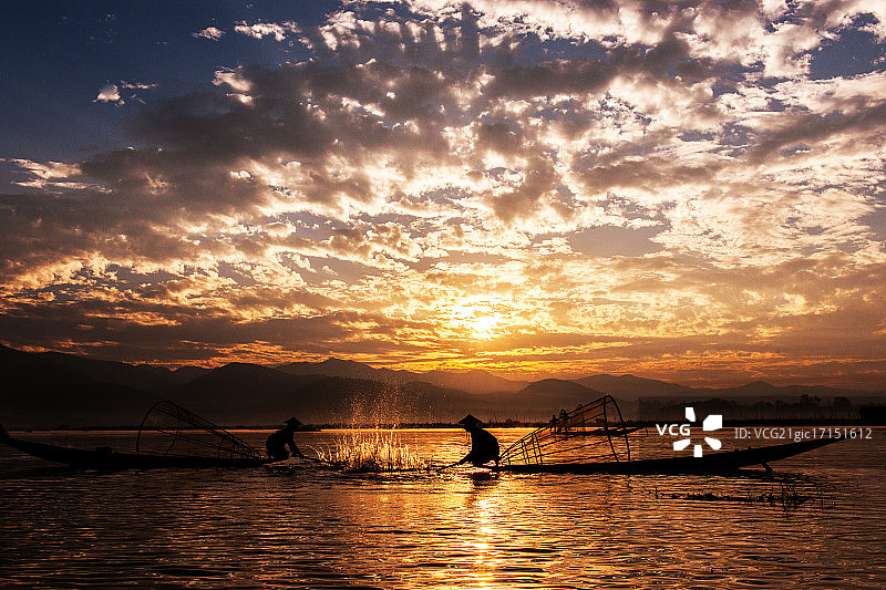 缅甸茵莱湖的清晨捕鱼场景图片素材