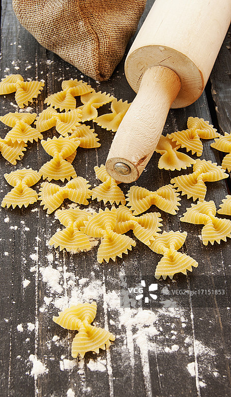 生面食与面粉放在桌上，选择性集中图片素材