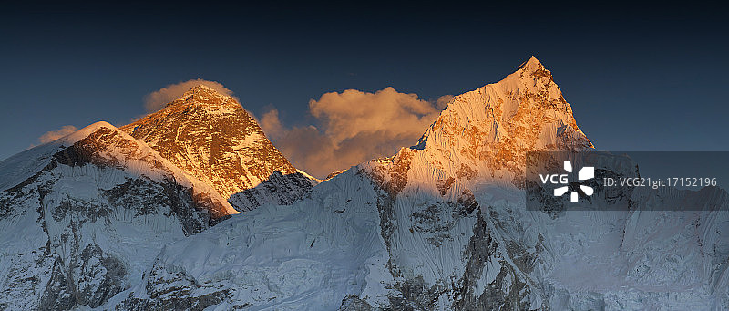 日落时分的珠穆朗玛峰和洛子峰图片素材
