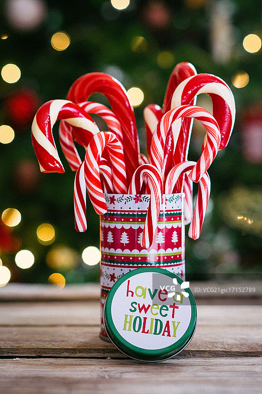 木制背景上的圣诞拐杖糖图片素材