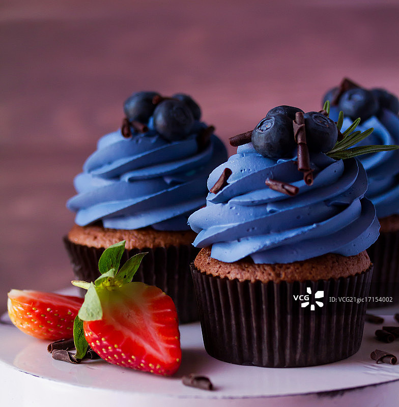 诱人的蓝莓纸杯蛋糕图片素材