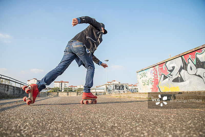 穿着溜冰鞋的酷炫男人图片素材