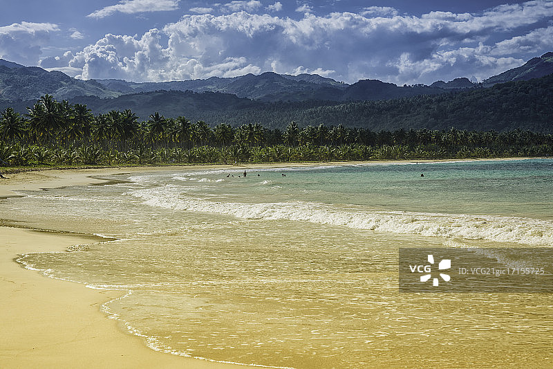 在多米尼加共和国圣多明各海中沐浴的人群图片素材