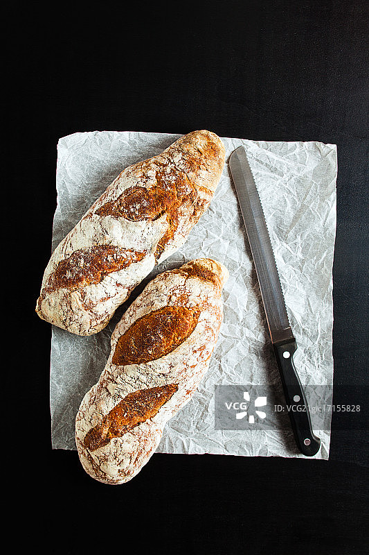 黑面包和切面包刀图片素材