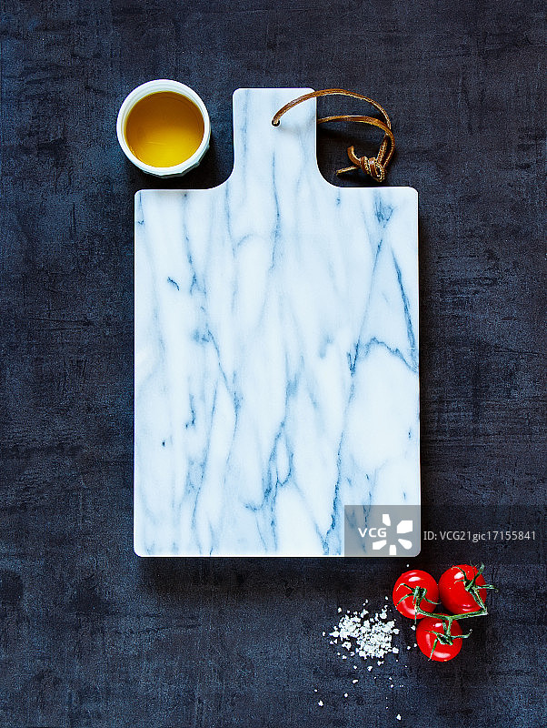 大理石砧板、新鲜葡萄番茄和橄榄油图片素材