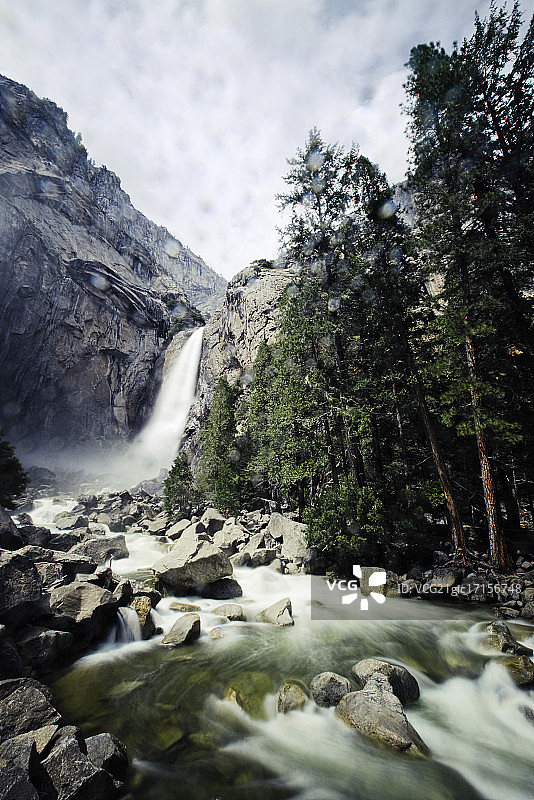下优胜美地瀑布图片素材