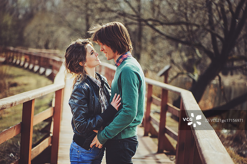 户外幸福情侣图片素材