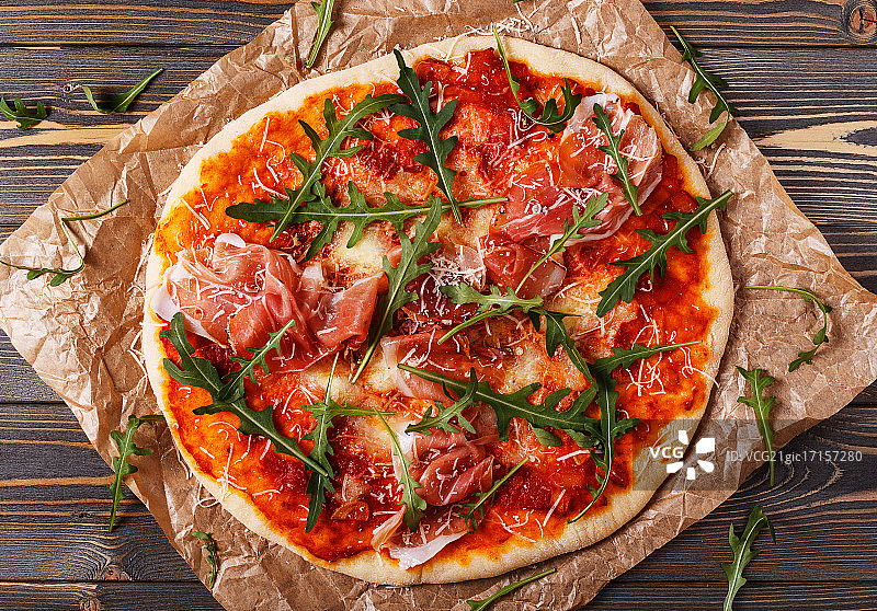 配有意大利熏火腿和芝麻菜的自制披萨图片素材