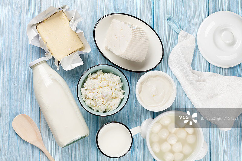 乳制品：酸奶油、牛奶、奶酪、鸡蛋、酸奶和黄油图片素材