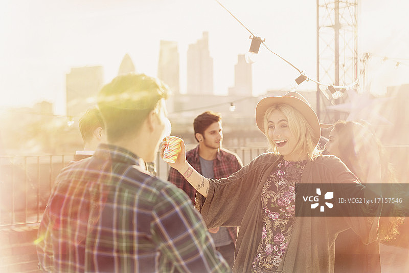 充满活力的年轻人享受屋顶派对图片素材
