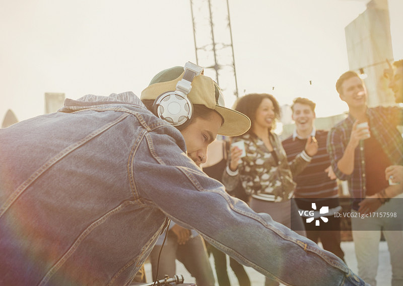 在屋顶派对上戴着耳机的DJ图片素材