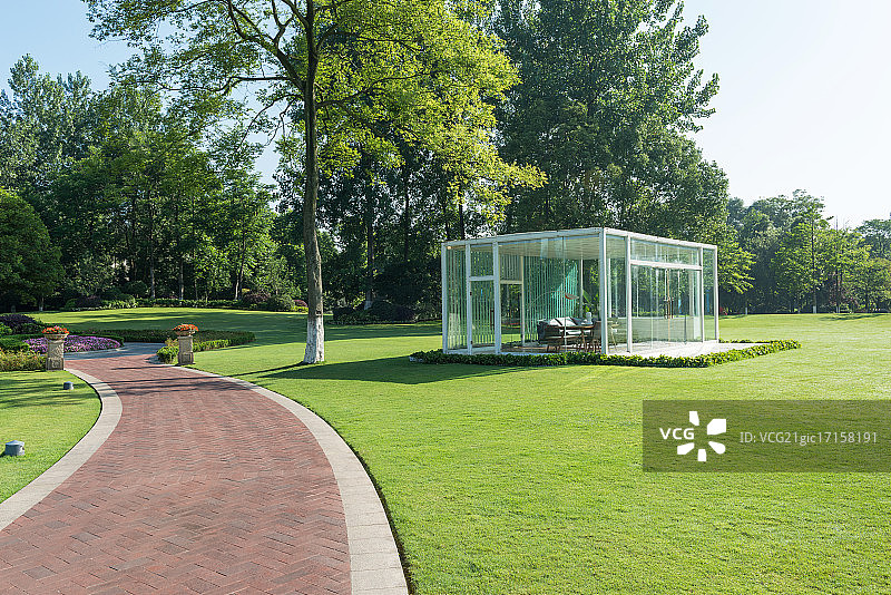 草地上的玻璃建筑图片素材