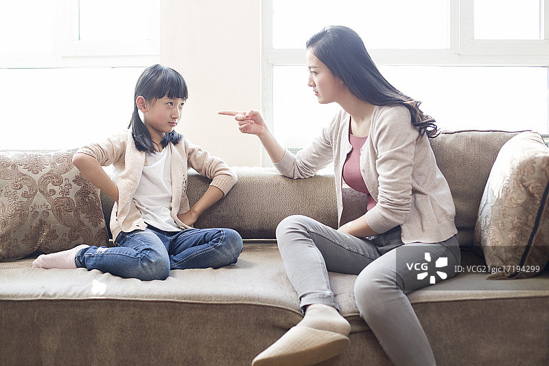 年轻妈妈责备女儿图片素材
