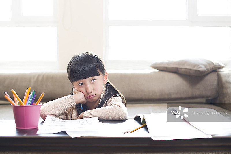 小女孩和作业图片素材