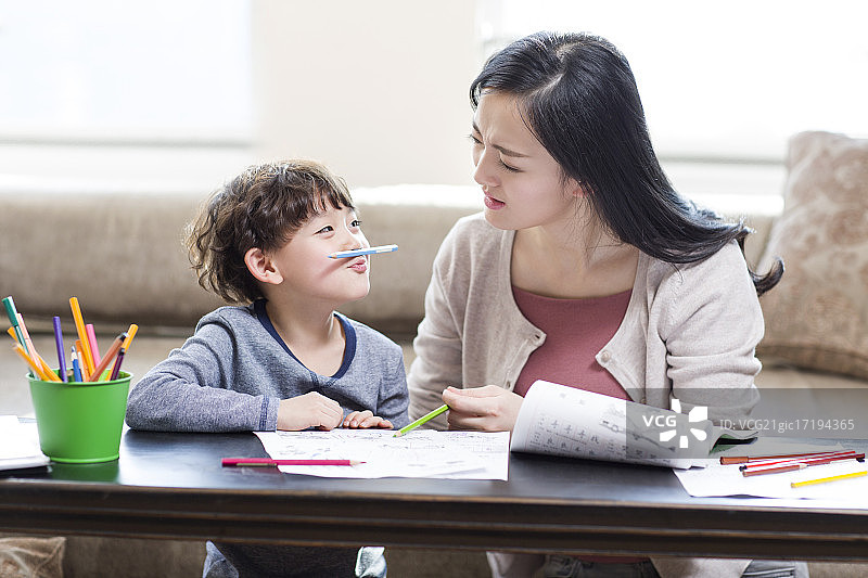 年轻妈妈责备儿子图片素材