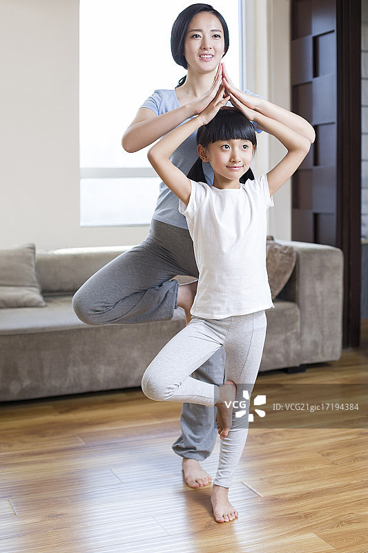 年轻母女在家练瑜伽图片素材