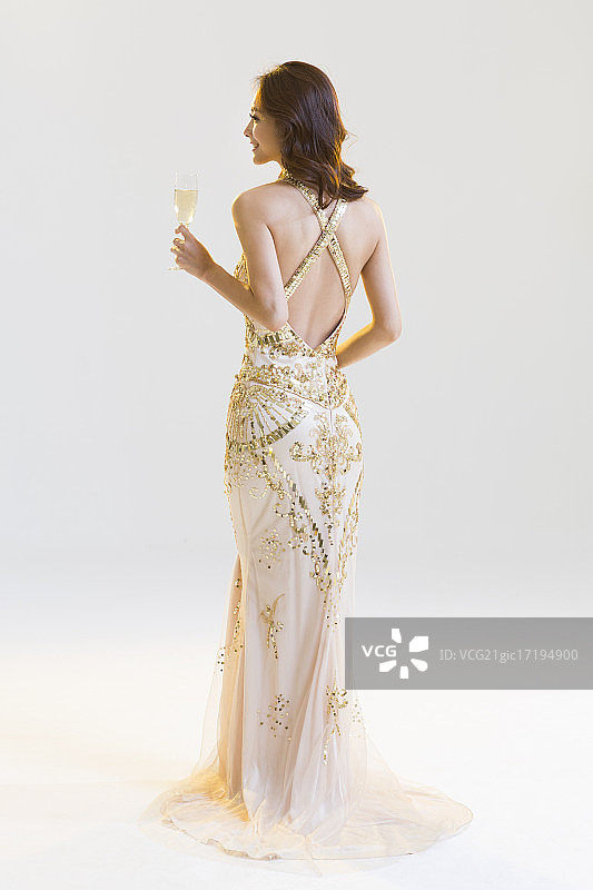 优雅的年轻女子喝香槟图片素材
