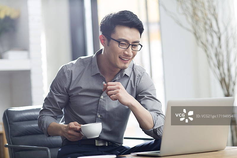 年轻商务男子在办公室工作图片素材