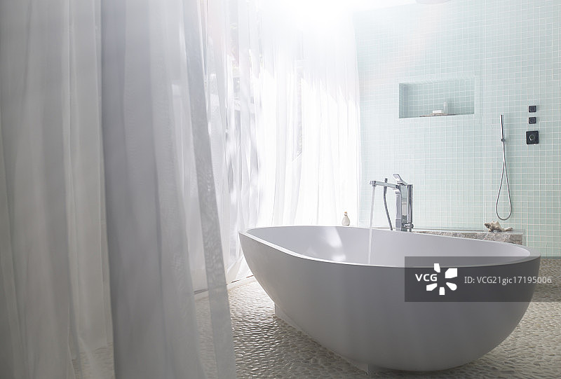 水倒入现代浴室的浴缸图片素材