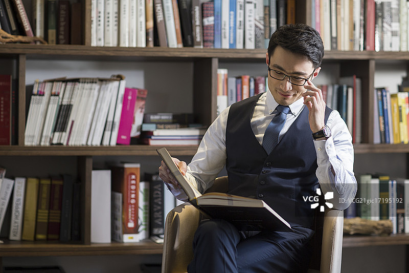 年轻商务男子在书房读书图片素材