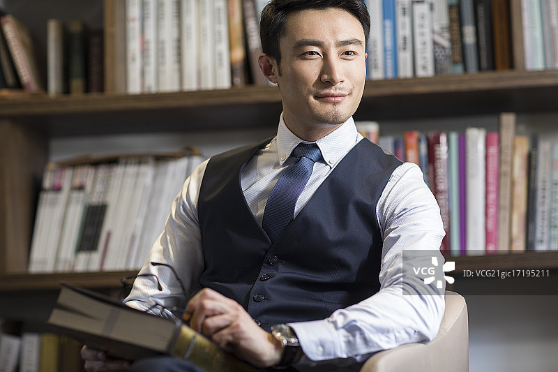 年轻商务男子在书房思考图片素材