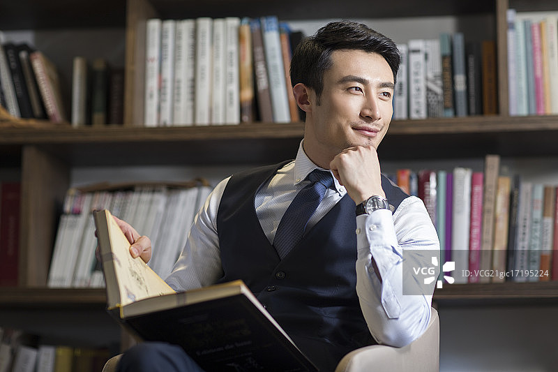 年轻商务男子在书房思考图片素材