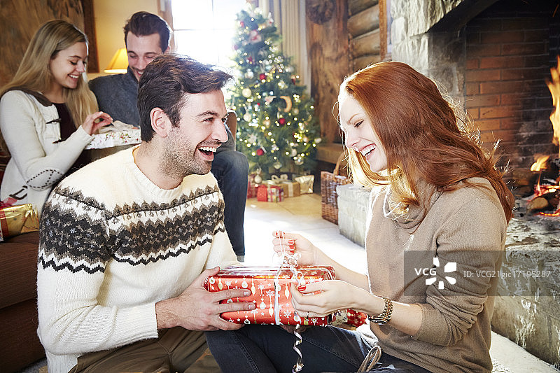 情侣在圣诞节互赠礼物图片素材