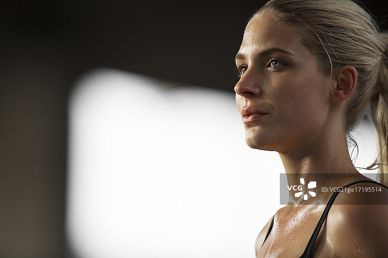 妇女运动在户外图片素材