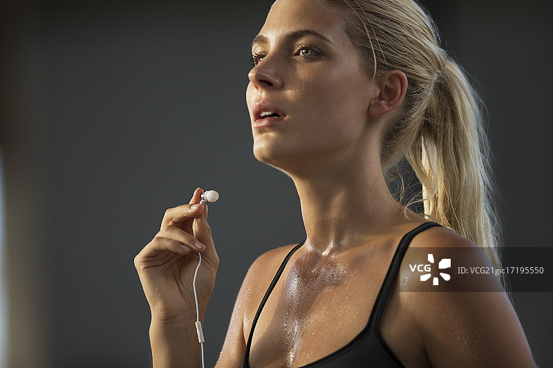 运动后摘下耳机的女人图片素材
